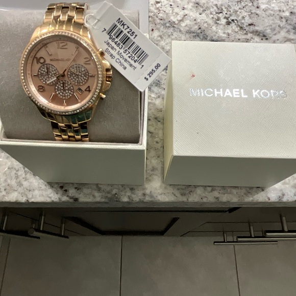 Michael Kors Rose Gold Watch - Picture 5 of 7